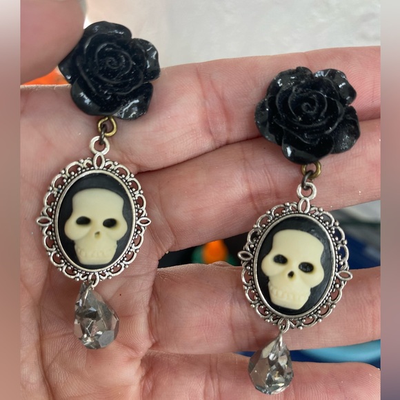Crystal tear drop cameo skeleton skull black rose earrings charming delicate - Picture 4 of 4